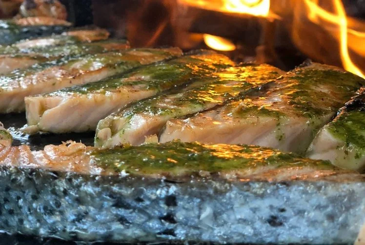 Zalm en vis op de grill met verse kruiden
