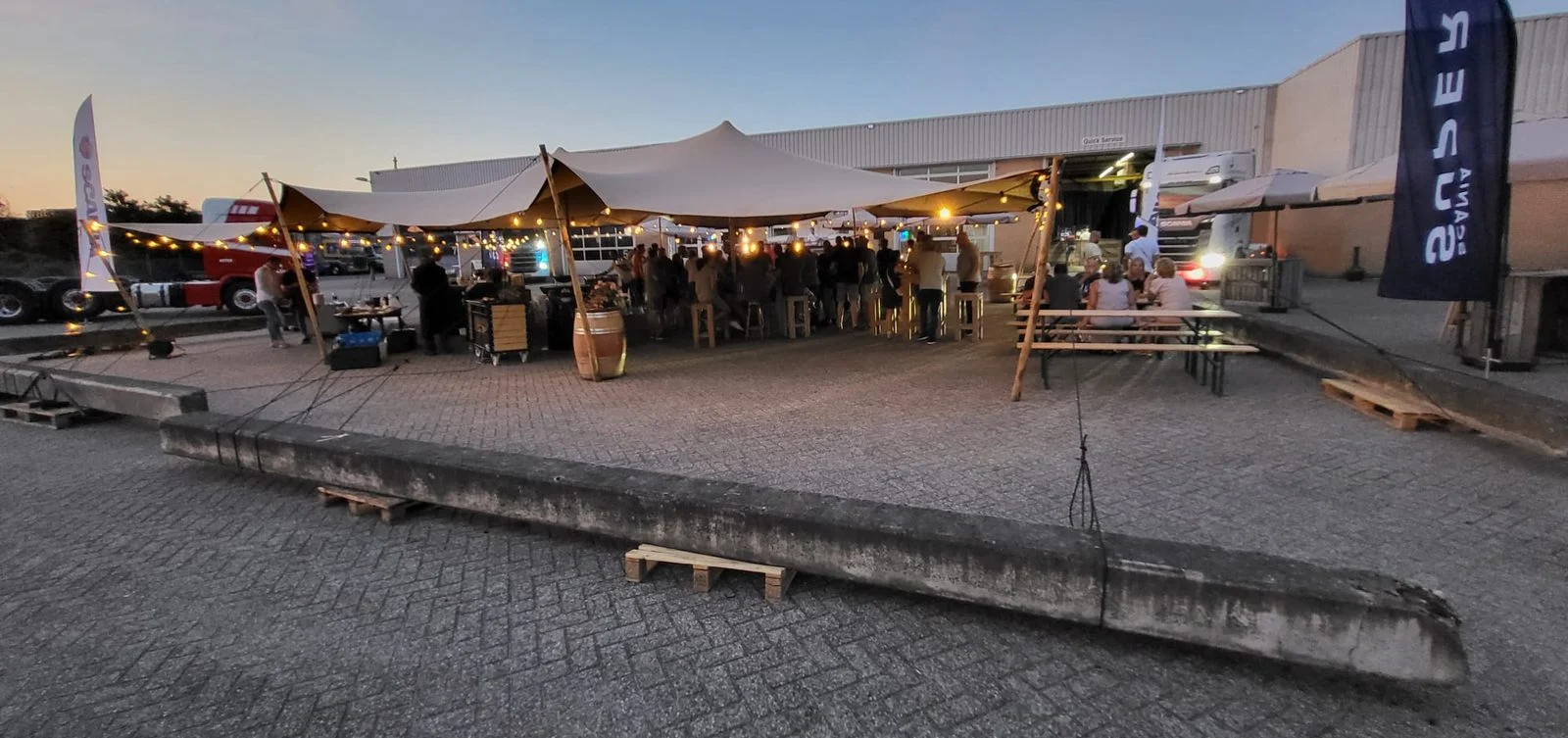 Stretchtent bij een bedrijfslocatie in de avond