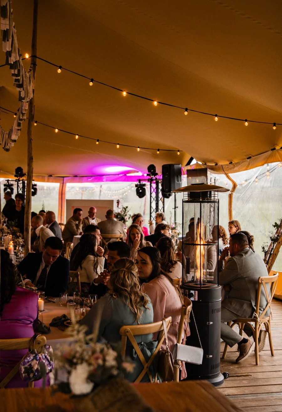 Aangekleed feest onder een tent met warme verlichting