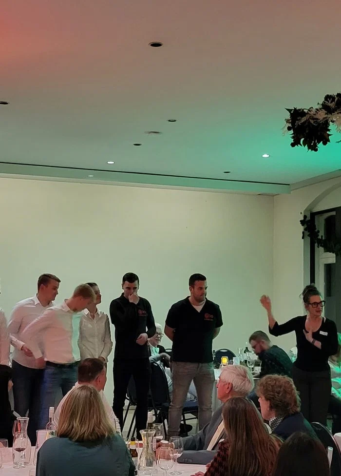 Gasten zingen en dansen tijdens een bedrijfsfeest