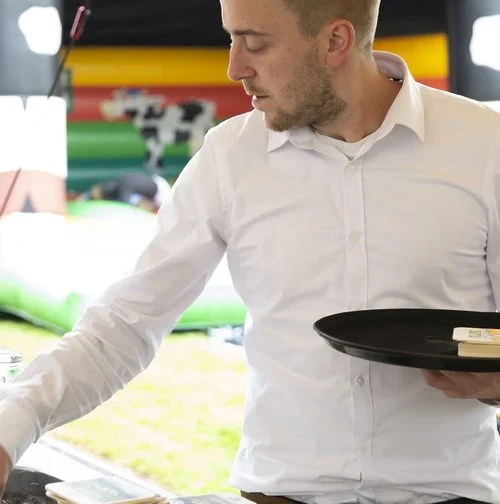 Ober met een dienblad tijdens een bedrijfsfeest