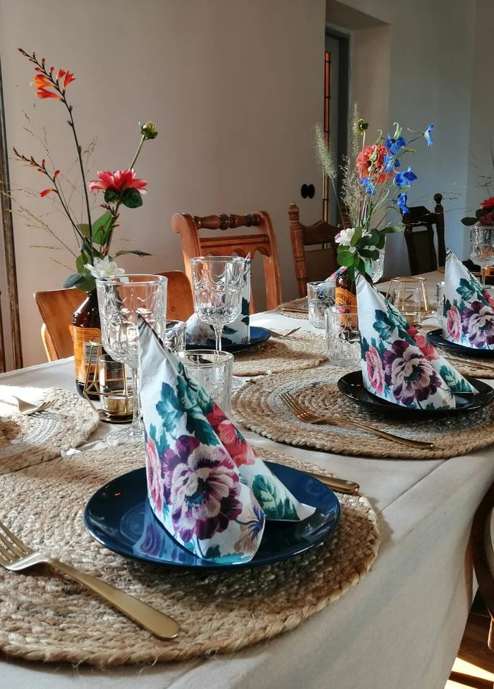 Gedekte tafel met gevouwen servetten en bloemen