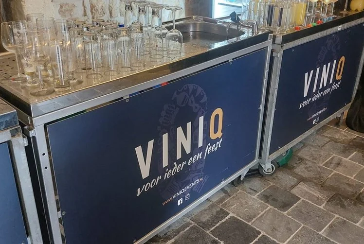 Mobiele bars met ViniQ-logo