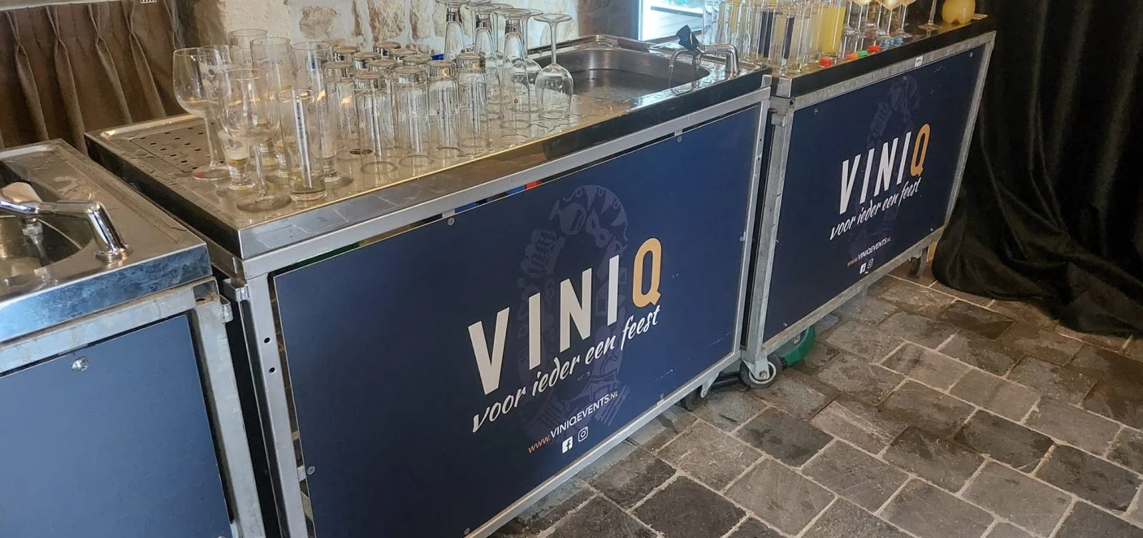 Mobiele bars met ViniQ-logo en glazen