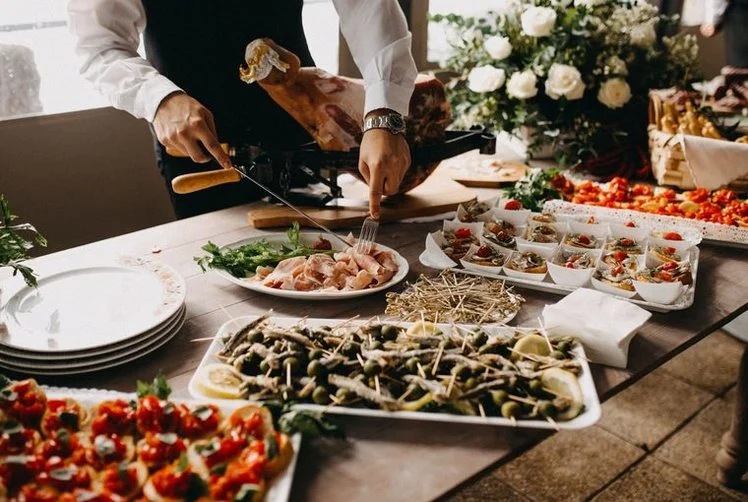 Koud buffet met vleeswaren, vis en salades