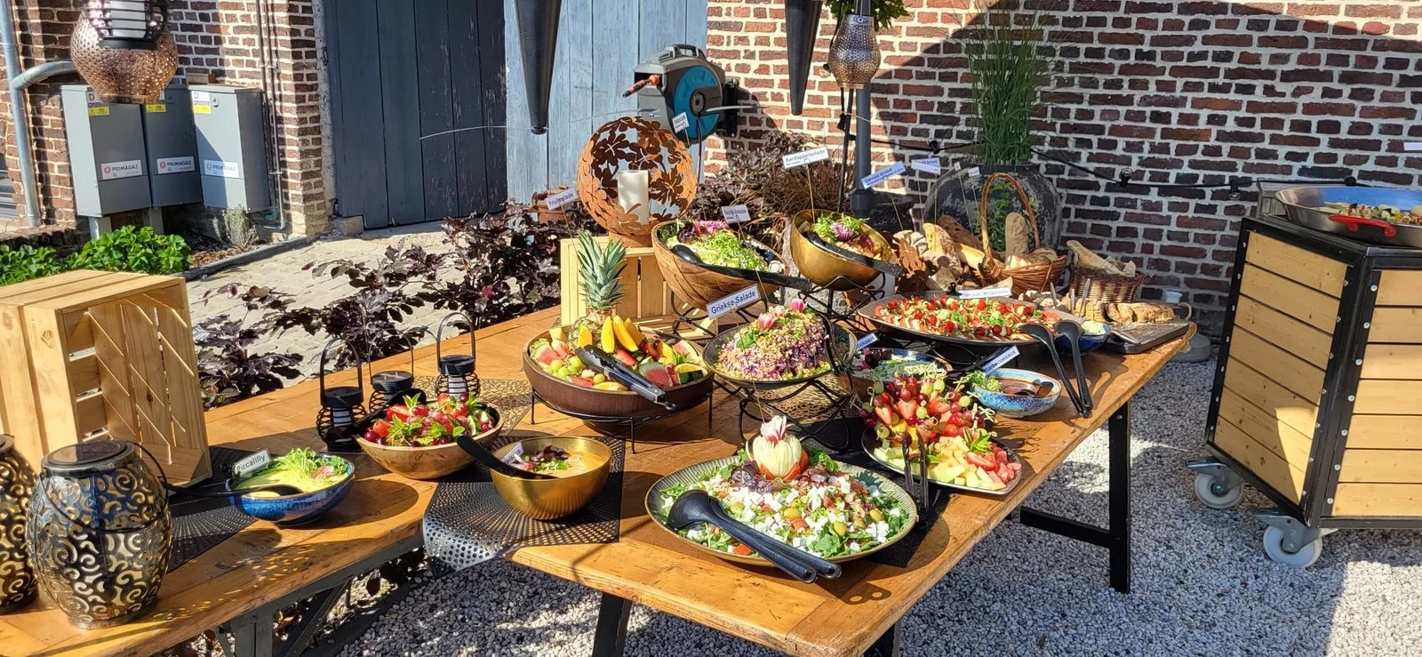 Uitgebreid buffet op een terras