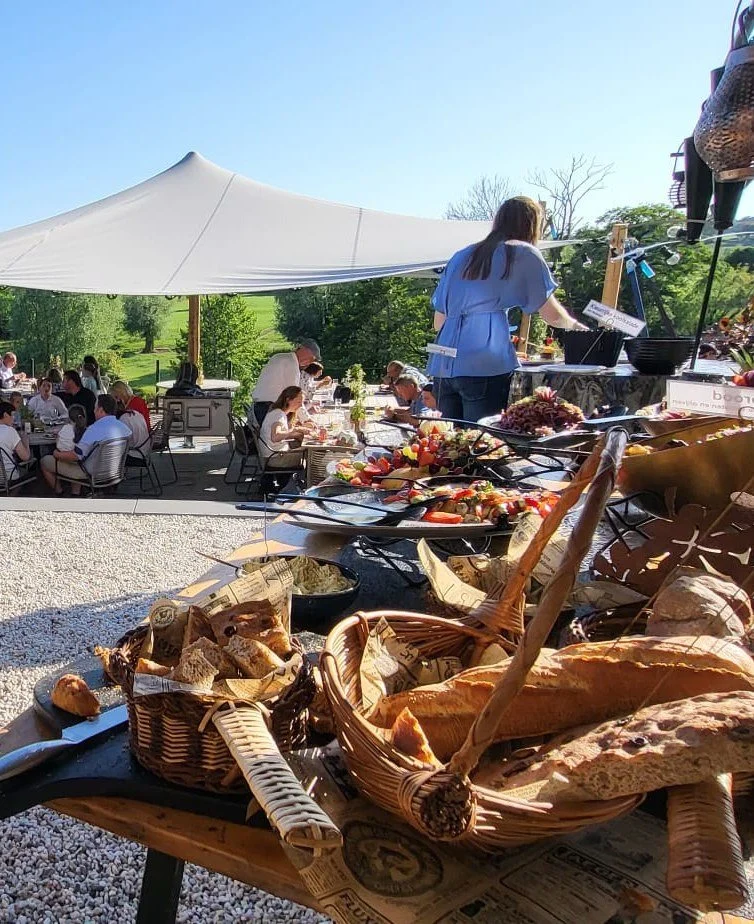 Buffet met brood en gerechten onder een parasol