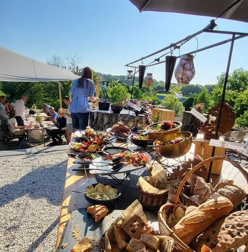 Buitenbuffet met brood en schalen op een terras