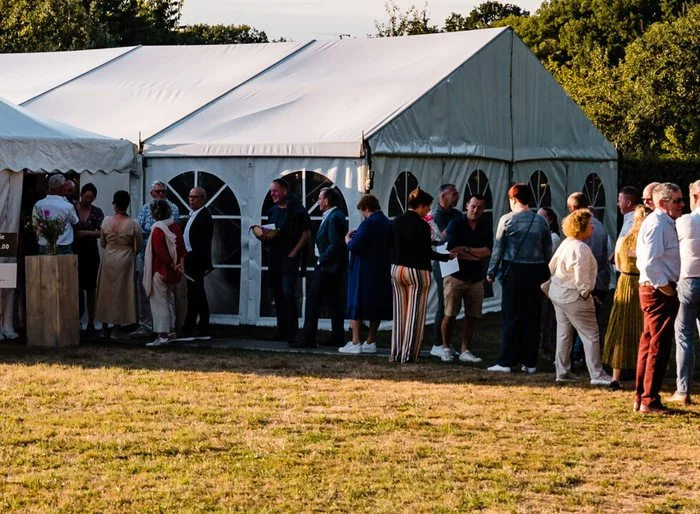 Grote witte partytent met gasten ervoor