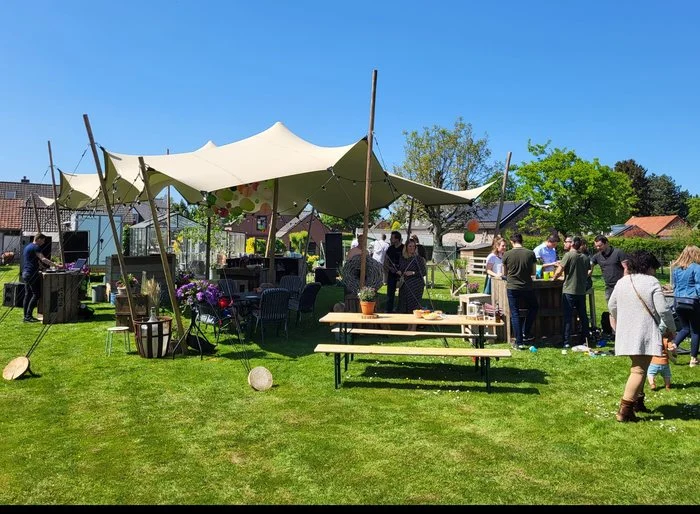 Stretchtent in een tuin op een zonnige dag