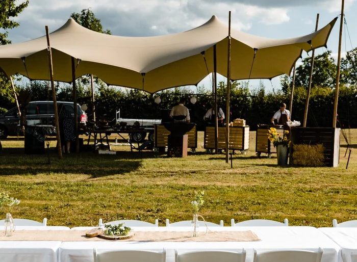 Stretchtent met gedekte tafels in een weiland