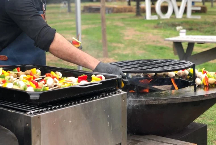 Barbecue met groenten op een vuurschaal
