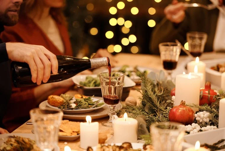 Diner bij kaarslicht met wijn