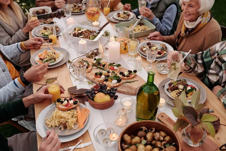 Lunch aan een lange tafel met gedeelde gerechten