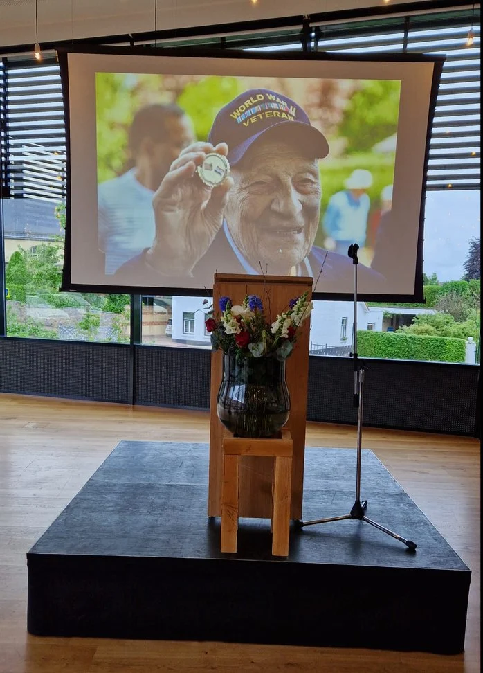 Spreekgestoelte met bloemen voor een projectiescherm