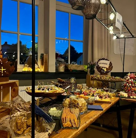 Buffet in een zaal met hoge ramen