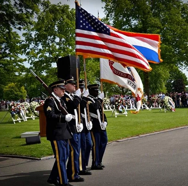 Erewacht met vlaggen tijdens een ceremonie