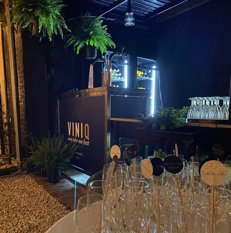 ViniQ-bar met glazen in een donkere zaal