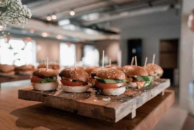 Mini-hamburgers op een houten plank