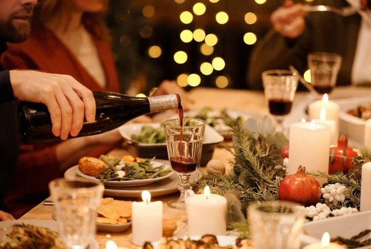 Gedekte tafel met kaarsen en wijn