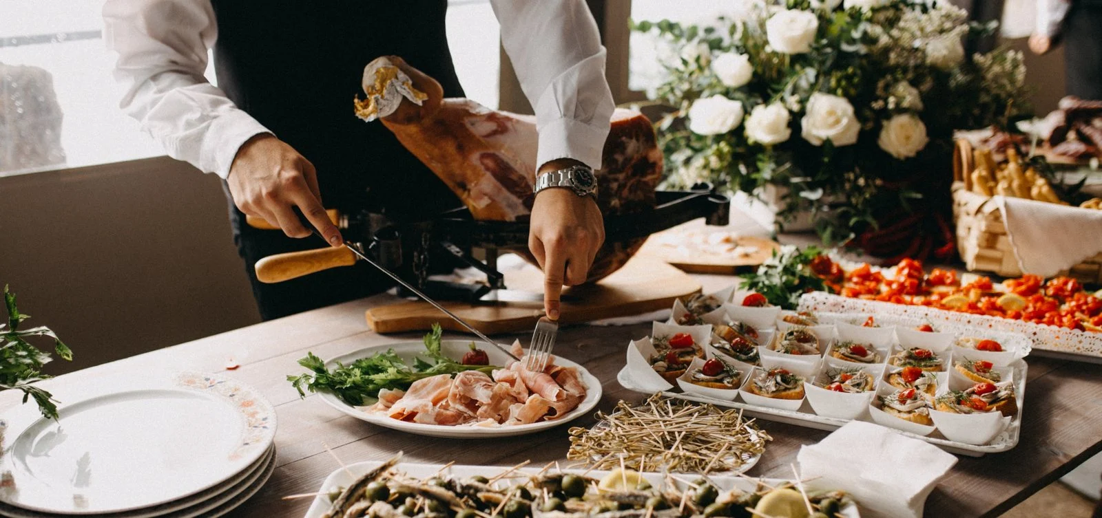Kok snijdt vlees bij een buffet