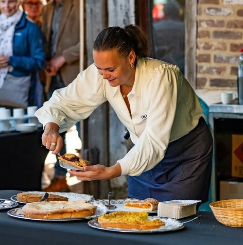 Serveerster schept een gerecht op