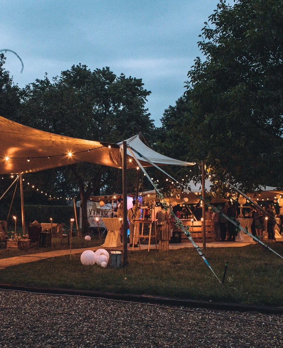 Stretchtent met lichtjes in de schemering