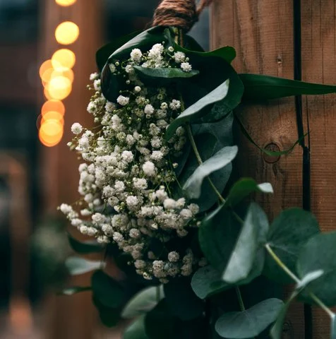 Bloemstuk met gipskruid en lichtjes