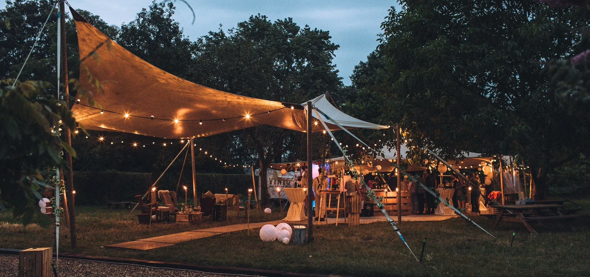Verlichte stretchtent in de avond