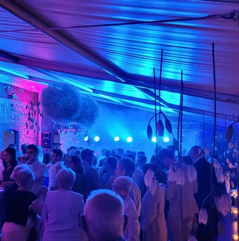Feest in een tent met blauw licht