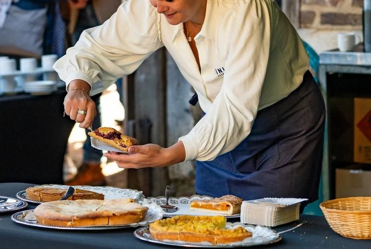 Serveerster schept een gerecht op