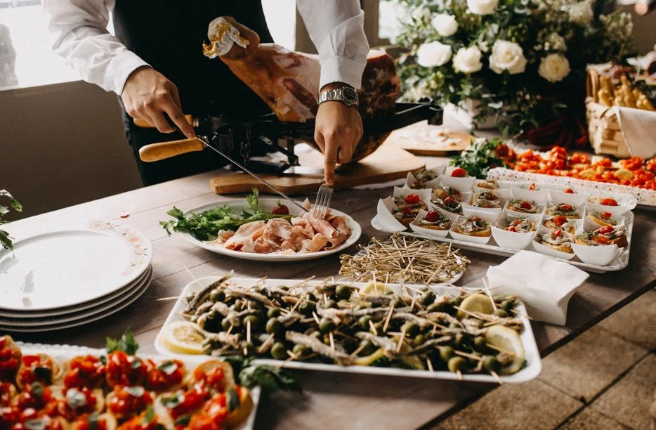 Kok snijdt vlees bij een buffet