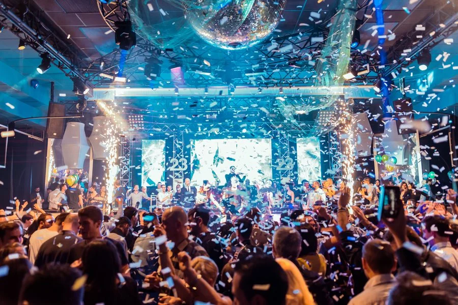 Feest met confetti en discobollen