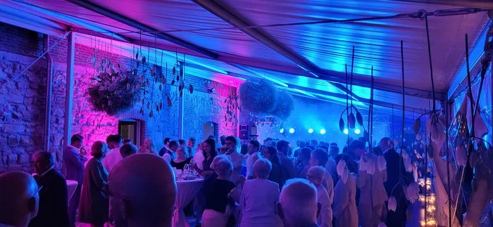 Feest in een tent met paars en blauw licht