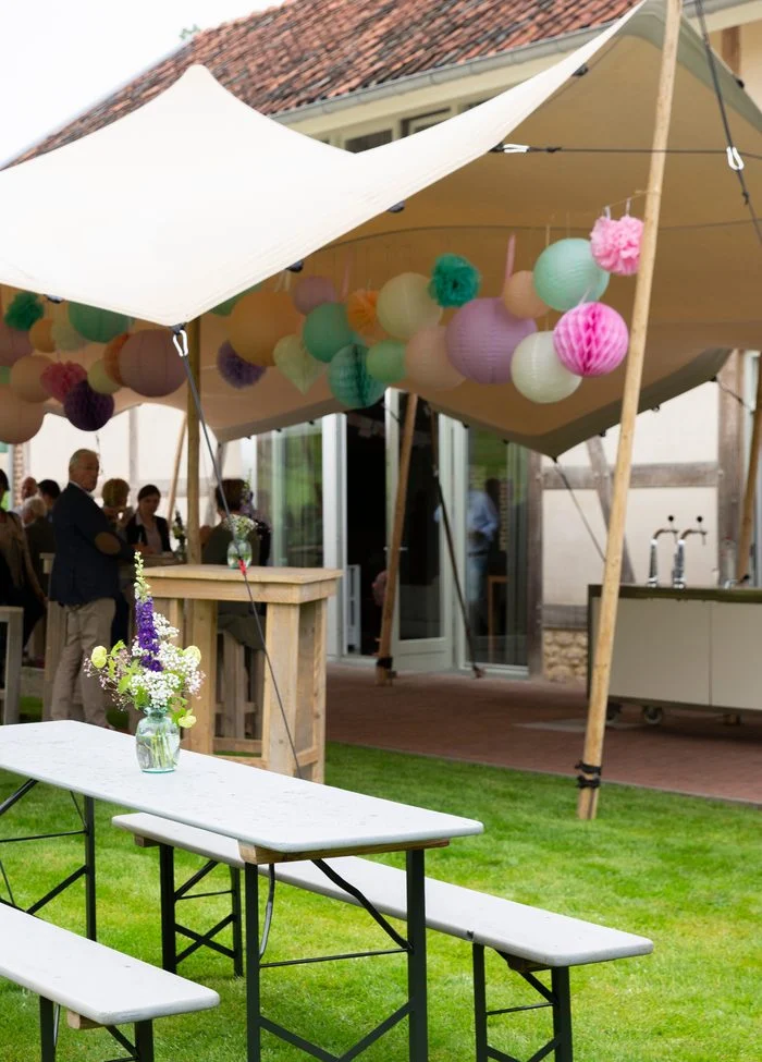 Stretchtent met picknicktafels en ballonnen