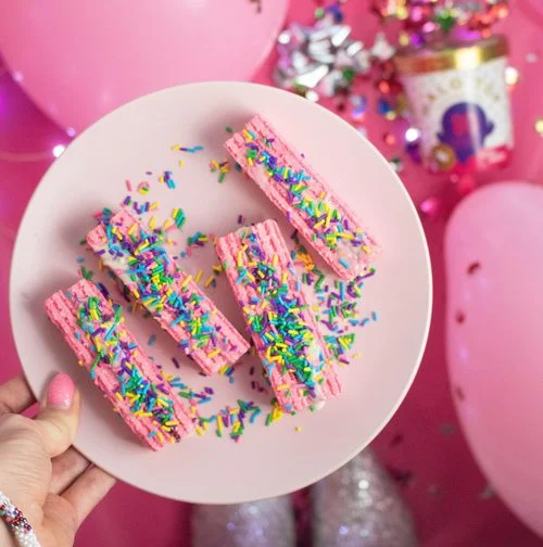 Roze cake met sprinkels