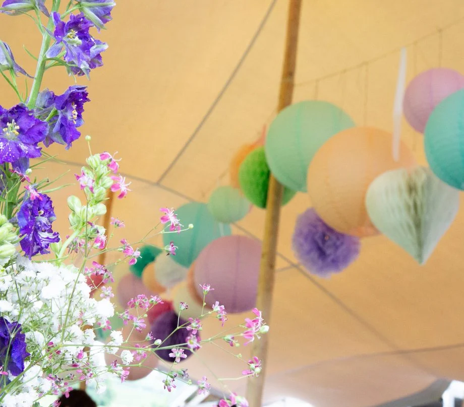 Pastelkleurige lampionnen en bloemen