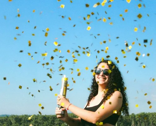 Vrouw met een confettikanon