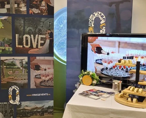 Lichtletters en een zoete tafel op een feest van ViniQ Events