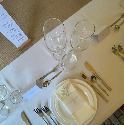 Gedekte tafel met glazen en bestek