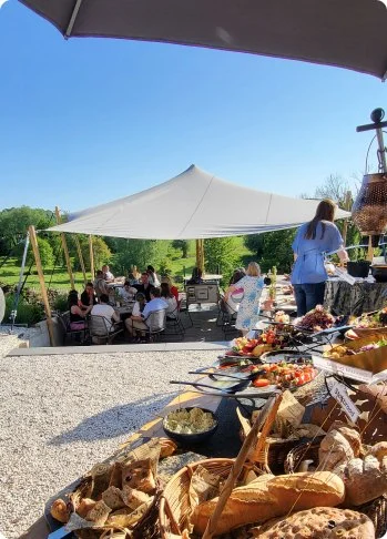 Buffet met brood onder een parasol