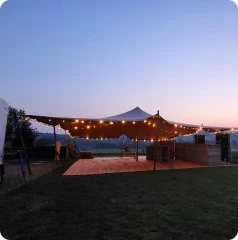 Stretchtent met lichtjes bij zonsondergang