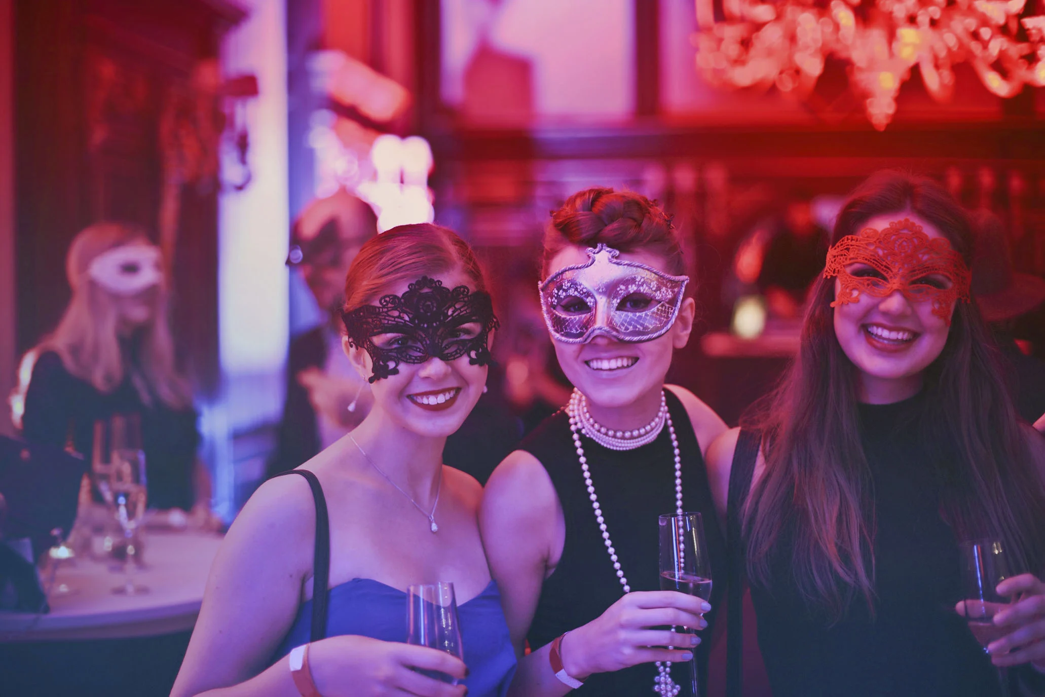 Vrouwen met maskers op een gemaskerd feest