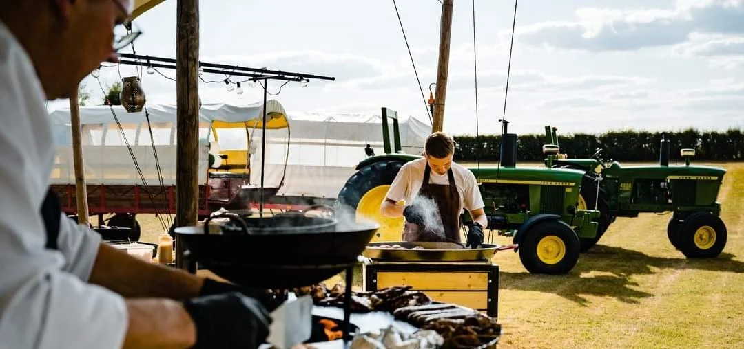 Kok bij een vuurschaal-barbecue op een terrein