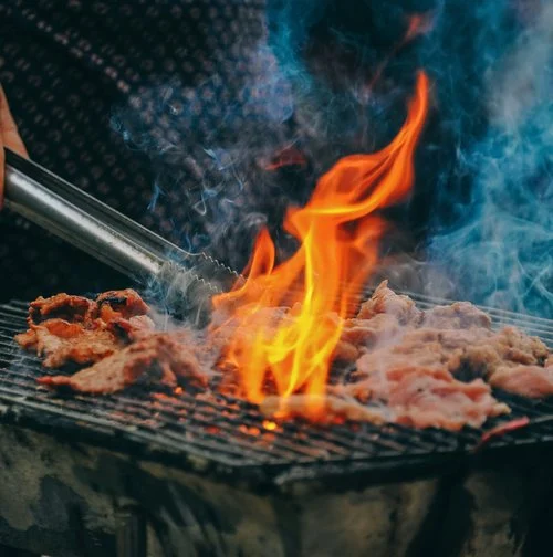 Vlees op de grill boven vlammen