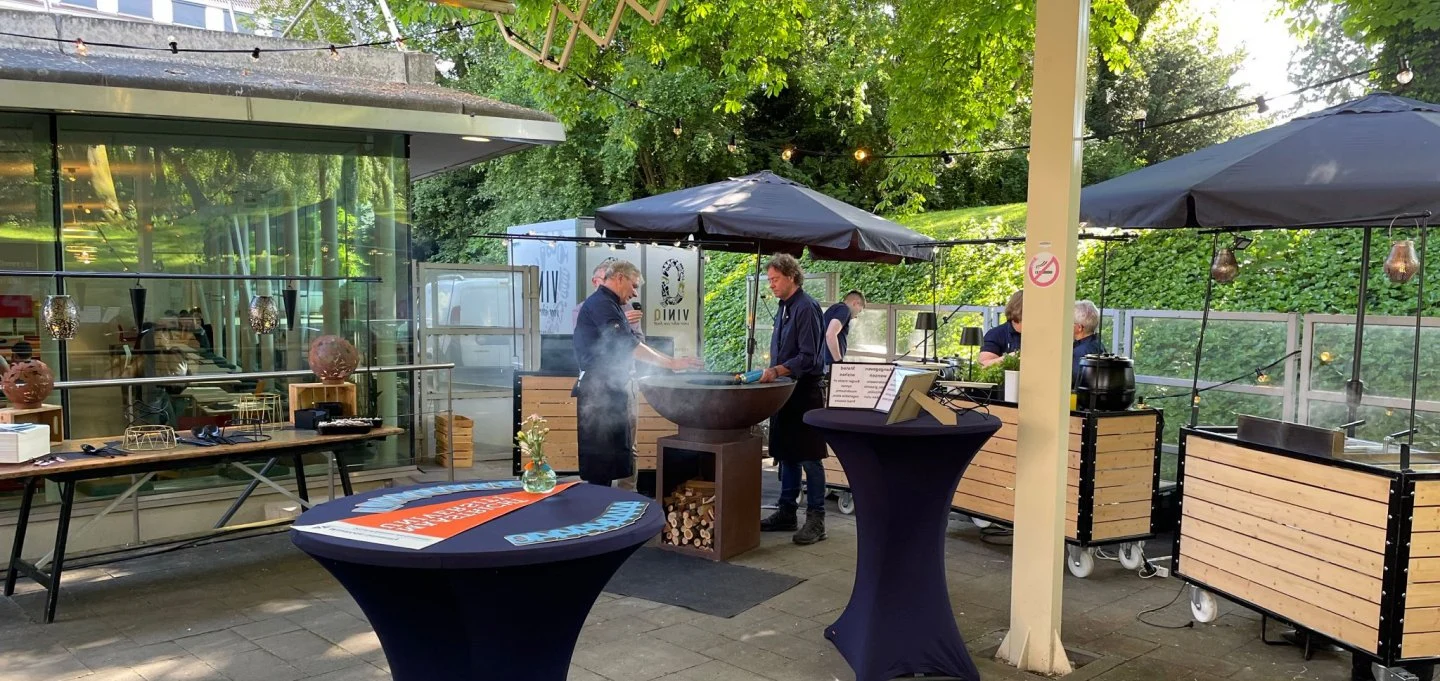 Terras met parasols, statafels en mobiele bars