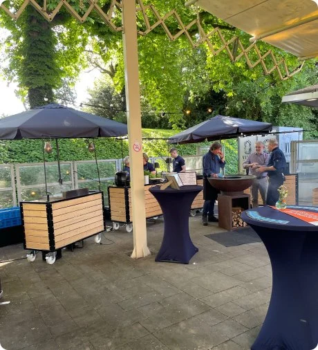 Terras met parasols en statafels
