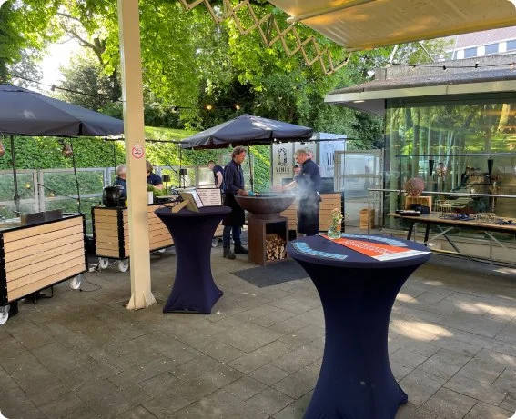 Terras met parasols en statafels