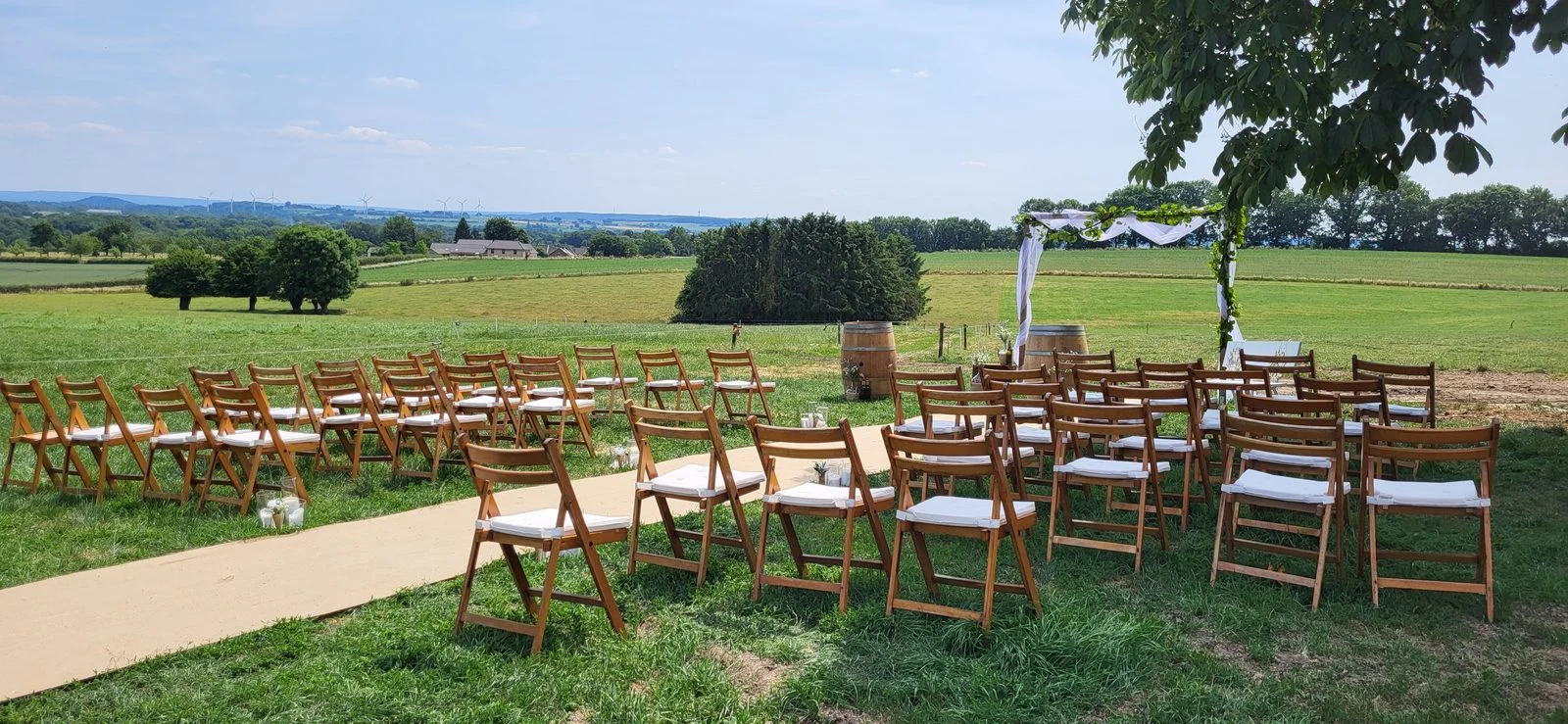 Rijen houten stoelen in een weiland