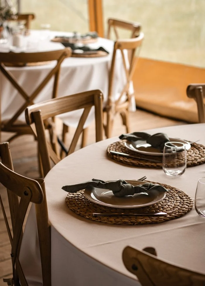 Gedekte ronde tafel met houten stoelen